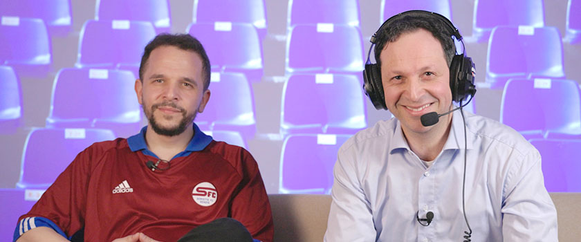 Commentatori di calcio e di hockey dopo il lavoro